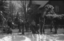 [Szklarska Poręba : grupa narciarzy] (fot. 12) [Dokument ikonograficzny]