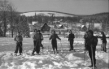 [Szklarska Poręba : grupa narciarzy] (fot. 10) [Dokument ikonograficzny]