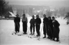 [Szklarska Poręba : narciarze - kurs WF] (fot. 1) [Dokument ikonograficzny]