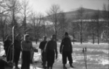 [Szklarska Poręba : grupa narciarzy] (fot. 11) [Dokument ikonograficzny]