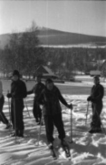[Szklarska Poręba : grupa narciarzy] (fot. 7) [Dokument ikonograficzny]