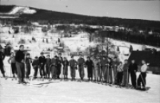[Szklarska Poręba : grupa narciarzy] (fot. 4) [Dokument ikonograficzny]
