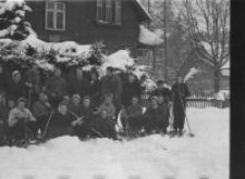[Szklarska Poręba : grupa narciarzy przy D.W. "Lech"] [Dokument ikonograficzny]