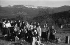 [Zdjęcie grupy na tle Karkonoszy] (fot.3) [Dokument ikonograficzny]