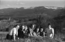 [Zdjęcie grupy na tle Karkonoszy] (fot.4) [Dokument ikonograficzny]