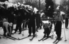 [Szklarska Poręba : narciarze - kurs WF] (fot. 5) [Dokument ikonograficzny]