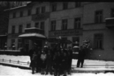 [Szklarska Poręba : grupa przed hotelem "Orbis"] (fot. 2) [Dokument ikonograficzny]