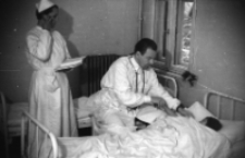 [Dzieci z Korei w Szklarskiej Porębie : w szpitalu] (fot. 1) [Dokument ikonograficzny]