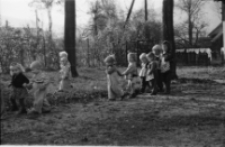 [Żłobek w Piechowicach : spacer] (fot. 2) [Dokument ikonograficzny]