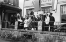 [Szklarska Poręba : grupa pracowników przed hotelem "Orbis"] (fot. 1) [Dokument ikonograficzny]