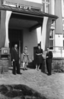 [Szklarska Poręba : grupa pracowników przed hotelem "Orbis"] (fot. 2) [Dokument ikonograficzny]