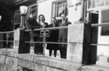 [Szklarska Poręba : grupa pracowników przed hotelem "Orbis"] (fot. 4) [Dokument ikonograficzny]