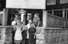 [Szklarska Poręba : pracownicy przed Gospodą Spółdzielczą] [Dokument ikonograficzny]