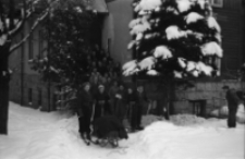 [Szklarska Poręba : grupa wczasowiczów przy D.W. "Lech"] (fot. 2) [Dokument ikonograficzny]