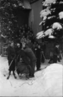 [Szklarska Poręba : grupa wczasowiczów przy D.W. "Lech"] (fot. 3) [Dokument ikonograficzny]