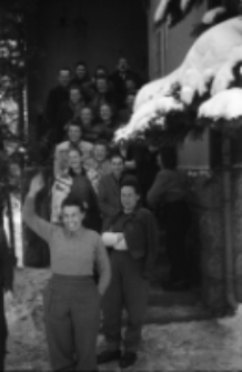 [Szklarska Poręba : grupa wczasowiczów przy D.W. "Lech"] (fot. 1) [Dokument ikonograficzny]