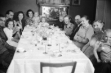 [Szklarska Poręba : zdjęcie rodzinne w domu Państwa Ginterów - chrzciny syna Bohdana] (fot.2) [Dokument ikonograficzny]