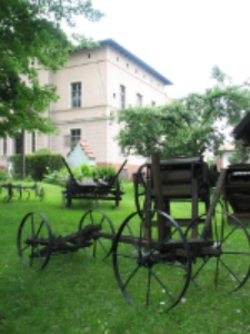 Jelenia Góra : Muzeum Karkonoskie - maszyny rolnicze (fot.1) [Dokument ikonograficzny]