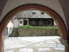 Jelenia Góra : Muzeum Karkonoskie - widok z podcienia kamieniczki na wiejską chałupę [Dokument ikonograficzny]
