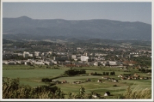 Jelenia G&oacute;ra na tle Karkonoszy [Dokument ikonograficzny]