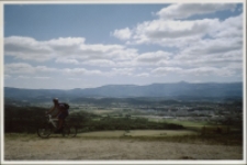 Jelenia Góra na tle Karkonoszy z Szybowiska (fot. 2) [Dokument ikonograficzny]