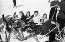 [Szklarska Poręba : narciarki w opałach] (fot.1) [Dokument ikonograficzny]