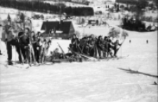 [Szklarska Poręba : narciarki w opałach] (fot.2) [Dokument ikonograficzny]