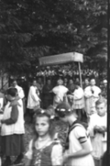 [Szklarska Poręba - procesja w święto Bożego Ciała] (fot. 2) [Dokument ikonograficzny]