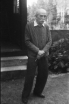 [Wlastimil Hofman przed domem - Szklarska Poręba] [Dokument ikonograficzny]