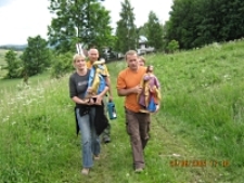 Rzeźby w drodze do kościoła [Dokument ikonograficzny]