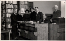 Otwarcie księgarni przy ul. 1. Maja 10 : najwiekszej na Dolnym Śląsku - 1952 rok (fot. 3) [Dokument ikonograficzny]