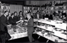 Pracownicy księgarń Jeleniej Góry (fot. 1) [Dokument ikonograficzny]