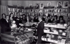 Pracownicy księgarń Jeleniej Góry (fot. 2) [Dokument ikonograficzny]