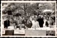 Pierwszy kiermasz Domu Książki w Staniszowie. Festyn ludowy : maj 1951 [Dokument ikonograficzny]