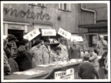 Kiermasz Domu Książki (fot. 1) [Dokument ikonograficzny]