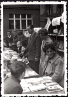 Kiermasz Domu Książki (fot. 2) [Dokument ikonograficzny]
