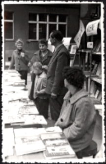 Kiermasz Domu Książki (fot. 3) [Dokument ikonograficzny]