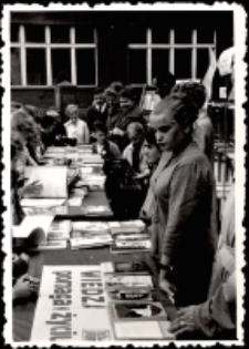 Kiermasz Domu Książki (fot. 5) [Dokument ikonograficzny]