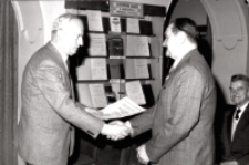 Wręczenie nagród w konkursie "Wspomnienia ksiegarskie 40-lecie PRL" [Dokument ikonograficzny]