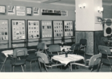 W Klubie Księgarza (fot. 2) [Dokument ikonograficzny]