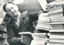 Władysław Kowalczyk w ksiegarni (fot. 5) [Dokument ikonograficzny]