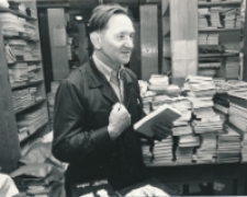Władysław Kowalczyk w ksiegarni (fot. 2) [Dokument ikonograficzny]