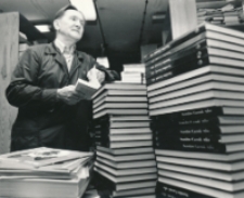 Władysław Kowalczyk w ksiegarni (fot. 3) [Dokument ikonograficzny]