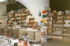 Władysław Kowalczyk w ksiegarni w rynku w Jeleniej G&oacute;rze (fot. 1) [Dokument ikonograficzny]