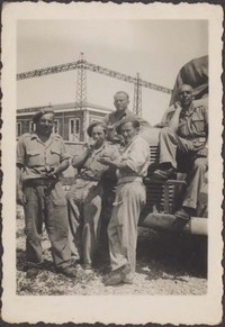 Fotografia żołnierzy 5. Kresowej Dywizji Piechoty – trzeci z prawej (za samochodem) Franciszek Bortnicki, Włochy 1945 r. [Dokument ikonograficzny]