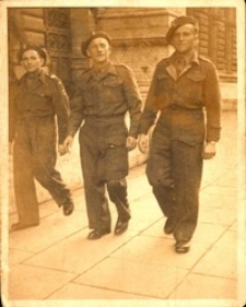 Fotografia żołnierzy 5. Kresowej Dywizji Piechoty w Anglii przed powrotem do Polski &ndash; pierwszy z prawej Franciszek Bortnicki, 1946 r. [Dokument ikonograficzny]