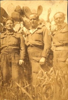 Fotografia żołnierzy 5. Kresowej Dywizji Piechoty – w środku Franciszek Bortnicki, Palestyna 09.1943 - 02.1944 r. [Dokument ikonograficzny]