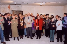 Fotografia Marka Długosza z otwarcia wystawy promującej wydanie książki „Miejsca, które są”, w Obornickim Ośrodku Kultury, 13.12.2002 r. [fot. 1] [Dokument ikonograficzny]