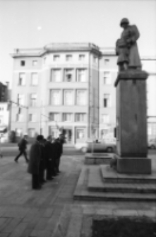 Jelenia Góra : przed pomnikiem bohaterów Armii Radzieckiej [Dokument ikonograficzny]