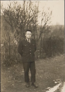 Fotografia Józefa Misiorka w kolejarskim mundurze w plenerze, lata 50. XX w. [Dokument ikonograficzny]